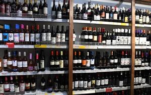 Крашенинников назвал неконституционной идею повышения возраста продажи алкоголя