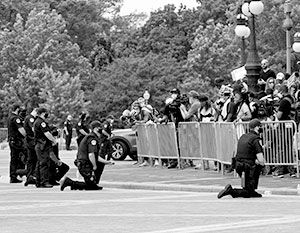 Эксперт дал оценку коленопреклонению полиции США перед протестующими