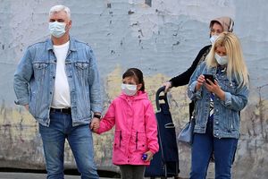 Почему детям опасно носить маски для взрослых, объяснил врач