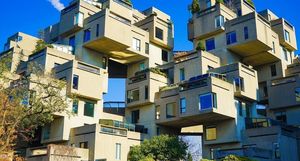 Элитное жилье: как выглядят внутри квартиры в необычном доме из бетонных блоков