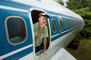 Мужчина почти 17 лет живет посреди леса в старом самолете