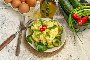 Битые огурцы с яичным салатом — просто и вкусно