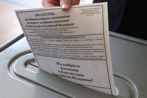 Работники госучреждений начали жаловаться на принуждение к голосованию по Конституции