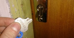 2 способа, как извлечь сломанный ключ из замка и не «куковать» за дверью