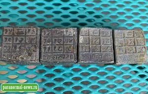 Британец вытащил из реки 60 странных свинцовых кубика с иероглифами