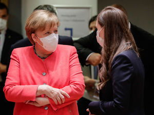 Видео "заблудившейся" на саммите ЕС Меркель попало в Сеть