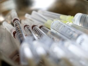 США решили "задавить" российскую вакцину от коронавируса