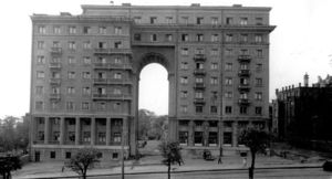 Зачем в московском доме на Земляном валу сделали огромную 20-метровую арку в жилом доме