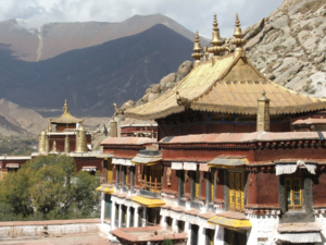 На Тибете ежегодно проходит фестиваль, когда женщины, дети и мужчины купаются вместе