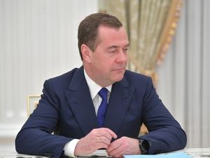 Новое платье Медведева: зампред Совбеза нашел формулу счастья
