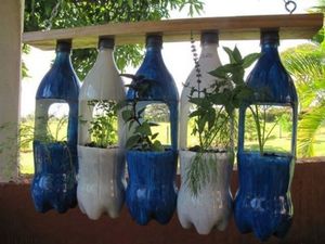 Самые крутые идеи использования пластиковых бутылок на даче
