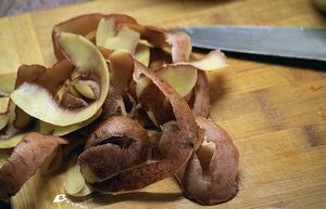 3 причины не выбрасывать картофельные очистки, а использовать с умом в дачном хозяйстве
