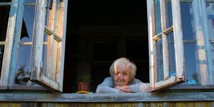 Скользкий пол и старые ковры: 8 опасностей, которые угрожают пожилым дома и на улице