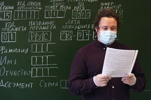 Российских учителей обяжут носить медицинские маски в школах