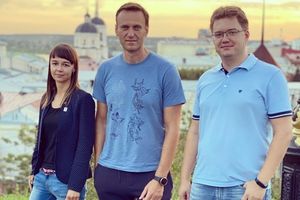 Навального экстренно госпитализировали в Омске с подозрением на отравление.