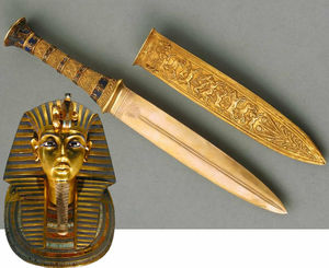 На клинке фараона изображена сцена псовой царской охоты.