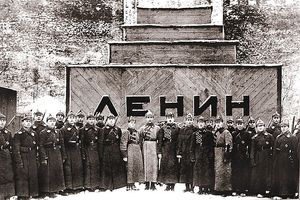 Кто придумал мавзолей для Ленина: Сталин был за саркофаг для вождя, Троцкий — против