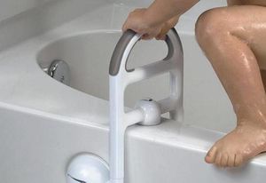 Полезные приспособления, помогающие пожилому человеку забраться в ванну