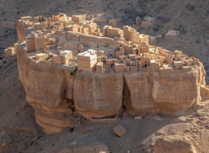Удивительная древняя деревня, построенная на огромном камне