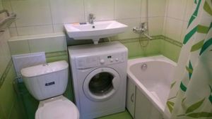 Варианты расположения стиральной машинки, если в ванной для этого не хватает места