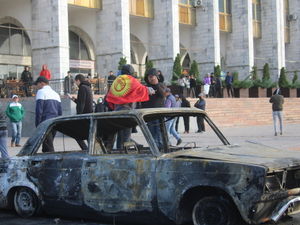 "Бишкек разгромлен и разграблен": киргизская революция изнутри