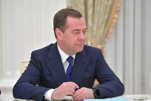 Медведев предложил выдавать лекарства по рецептам бесплатно