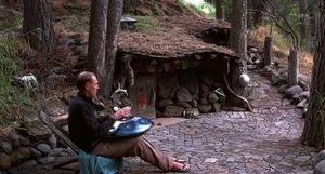 Видео: Мужчина живет в землянке в лесу уже 20 лет и ни о чем не жалеет