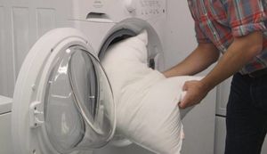 Как постирать подушку в стиральной машинке, чтобы она осталась мягкой и безопасной