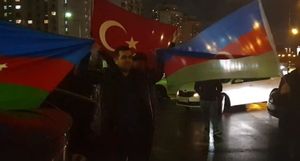 Азербайджанские и турецкие флаги на московских улицах