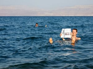 Почему в Мертвое море нужно заходить спиной вперед и нельзя плавать на животе