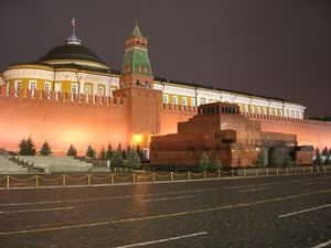 Мавзолей в Москве закрыли для посетителей. Левые готовят протесты