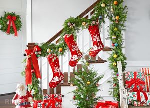 Идеи новогоднего украшения лестницы