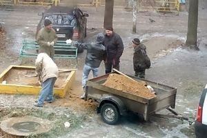В Калужской области коммунальщики посыпали дороги песком из детской песочницы