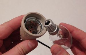 Как можно вкрутить лампу с тонким цоколем в обычный патрон