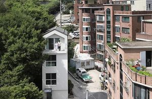 Видео: Молодая пара построила 5-этажную виллу на участке площадью 18 квадратных метров
