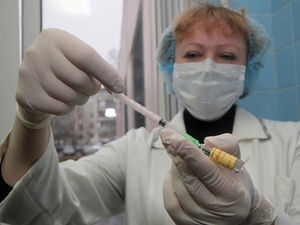 Не сделавших прививку россиян заставляют писать объяснительные начальству