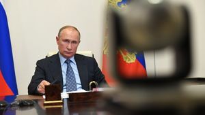 Владимир Путин оборвал позитивные доклады чиновников: "Что у нас здесь происходит?"