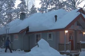 Видео: Как убрать весь снег с крыши с помощью веревки