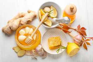 Чеснок, мед, витамин D — что из этого укрепляет иммунитет, а что нет?