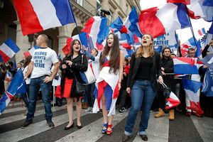 Французская оппозиция потребовала от правительства открытости в вопросах «пандемии»
