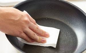 Чистим тефлоновую сковороду зубной пастой: грязь и нагар сходят без вреда для покрытия
