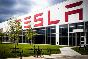 Tesla впервые вышла в прибыль по итогам года