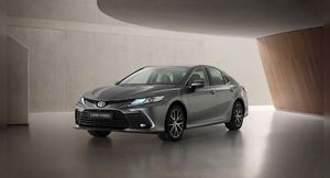 Седан Toyota Camry обновился в Японии