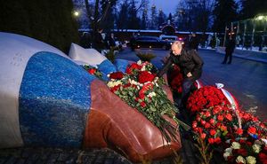 Одинокий Путин на могиле Ельцина: кадры с Новодевичьего