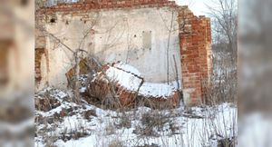 Блогер показал, во что превратился бывший колхозный автопарк после развала СССР