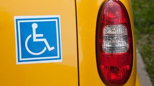 Наклейка всё ещё нужна: проблемы с незаконно занимающими места для инвалидов остались