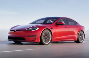 Трехмоторная Tesla Model S и очень быстрые автомобили, которые она «объехала»