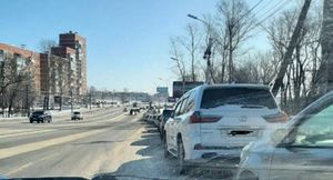 В Хабаровске начали продавать места в очереди на АЗС