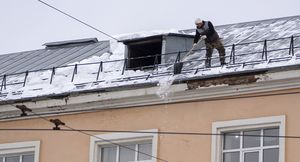 В Ижевске предложили штрафовать автомобилистов, мешающих уборке снега с крыш домов
