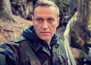 Сегодня Навальный истерил в суде